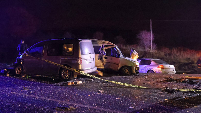 Mardin&#39;de 3 aracın karıştığı trafik kazasında 4 kişi &#246;ld&#252;, 5 kişi yaralandı