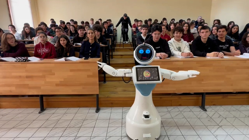 Edebiyat dersine girdi, s&#246;zl&#252; yaptı… Tarihi lisede bir robot &#246;ğretmen