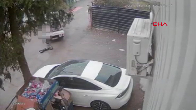 Kamyonetin altında kalan skuter sürücüsü öldü; kaza kamerada!