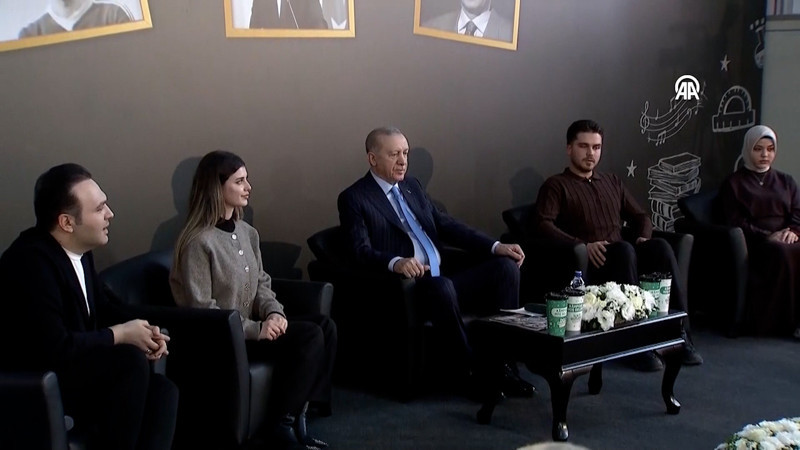 Cumhurbaşkanı Erdoğan, gençlerle bir araya geldi