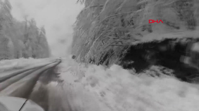 Artvin’de kar nedeniyle araçlar yolda kaldı, sürücüler ateş yakıp ısındı