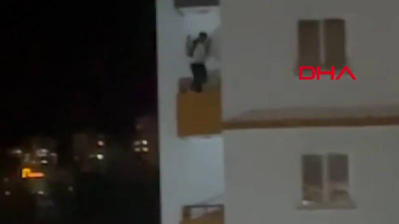 Sevgilisinin eski erkek arkadaşını öldürdü, balkondan atlayıp kaçmak isterken yakalandı!