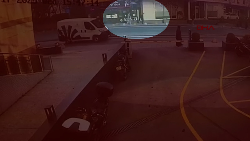 Şişli'de otomobil yayalara çarptı! Kaza anı kamerada