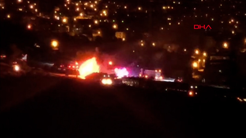 Otoyolda devrilip yanan TIR’daki 2 kişi öldü; alevlerden kaçan anguslar kamerada