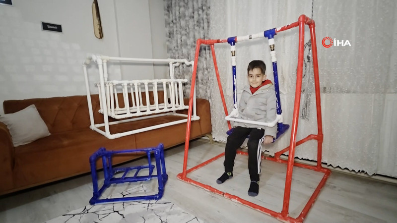 Tesisatçı baba adayından, doğacak bebeğine su borusundan beşik ve salıncak