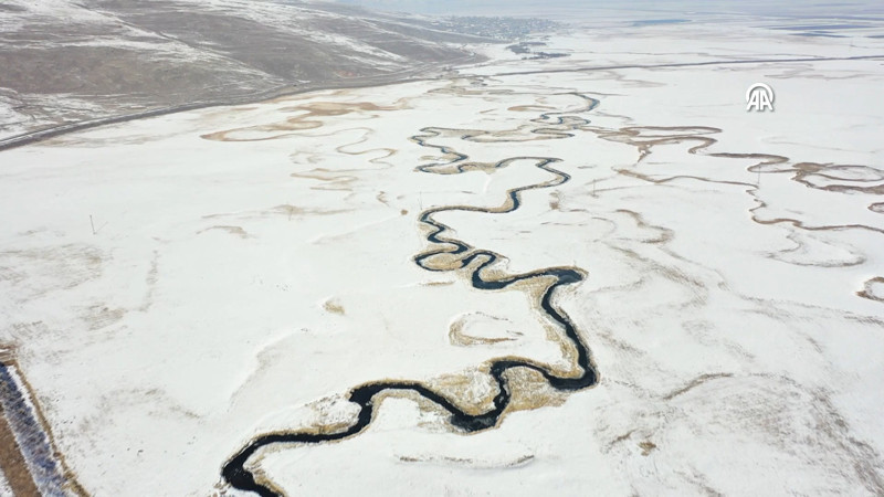 Karla beyaza bürünen Göle Ovası'ndaki menderesler dronla görüntülendi