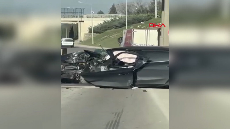 TEM'de otomobil, gişenin beton bariyerine çarptı; anne ile oğlu öldü