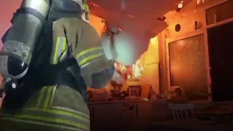 Yangında tavan çöktü, itfaiye ekipleri ölümden döndü