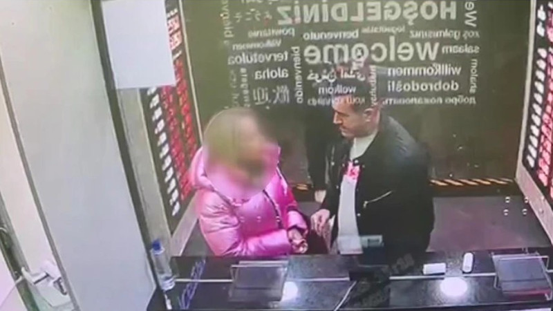 Kendisini 'Lübnanlı Murat' olarak tanıtan şüpheli turist kadını ikna etmek için döviz bürosuna götürmüş