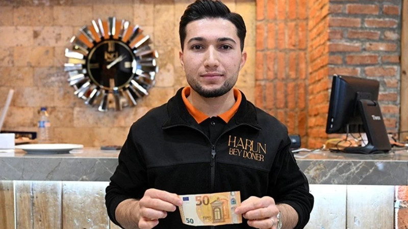 Yabancı turist, garsona verdiği 50 avro bahşişi bir gün sonra geri istedi