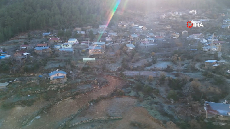 Bu köyde güneş ancak saat 12.30'da görülebiliyor!