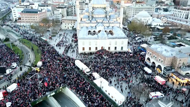 Filistin'e destek için on binlerce kişinin Galata Köprüsü'ne yürüyüşü başladı