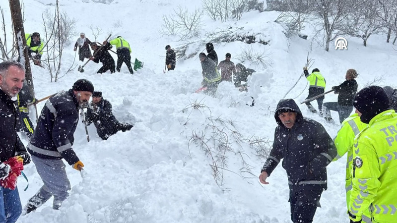 Çatak’ta çığın altında kalan kadın hayatını kaybetti