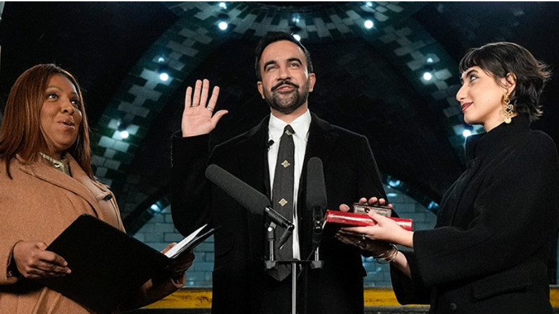 New York'un yeni Belediye Başkanı Zohran Mamdani, Kur’an-ı Kerim üzerine el basarak göreve başladı