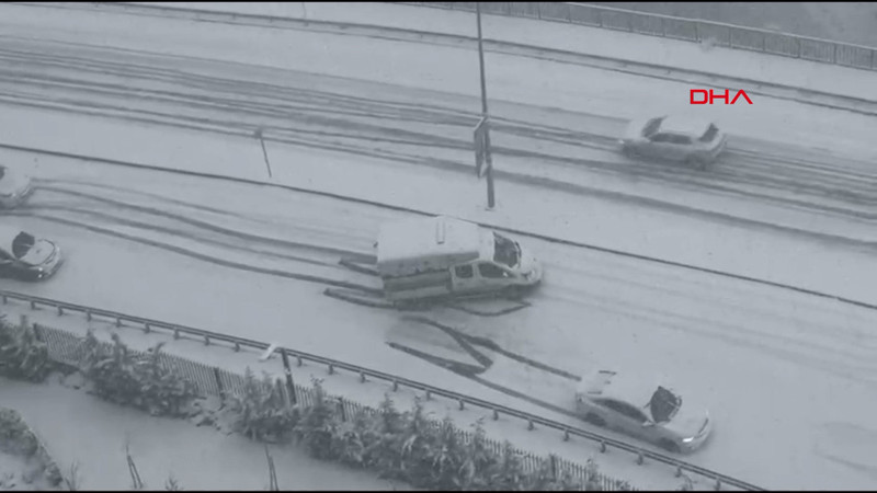 İstanbul'da kar yağışı, araçlar güçlükle ilerledi!