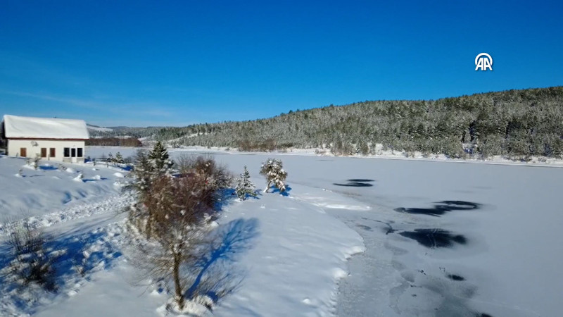 Soğuk hava göletlerin yüzeyini dondurdu