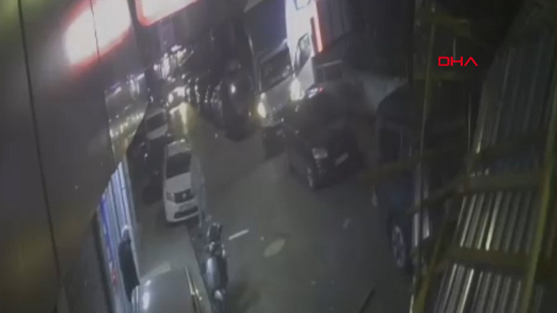 Küçükçekmece'de çatının uçtuğu anlar kamerada; 2 kişi son anda kurtuldu