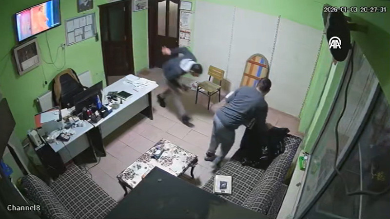 Elazığ'da 4,7 büyüklüğündeki deprem anı kamerada