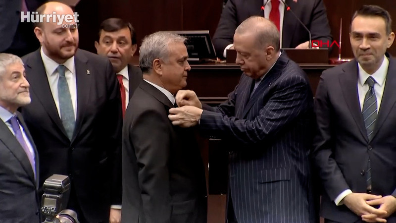 Cumhurbaşkanı Erdoğan, AK Parti'ye katılan 3 vekile rozet taktı