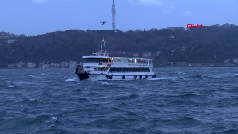 İstanbul'da kuvvetli rüzgar hayatı olumsuz etkiledi
