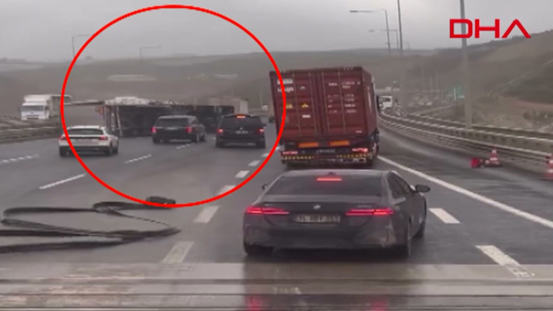 İstanbul'da Kuzey Marmara Otoyolu’nda tırlar fırtına nedeniyle devrildi