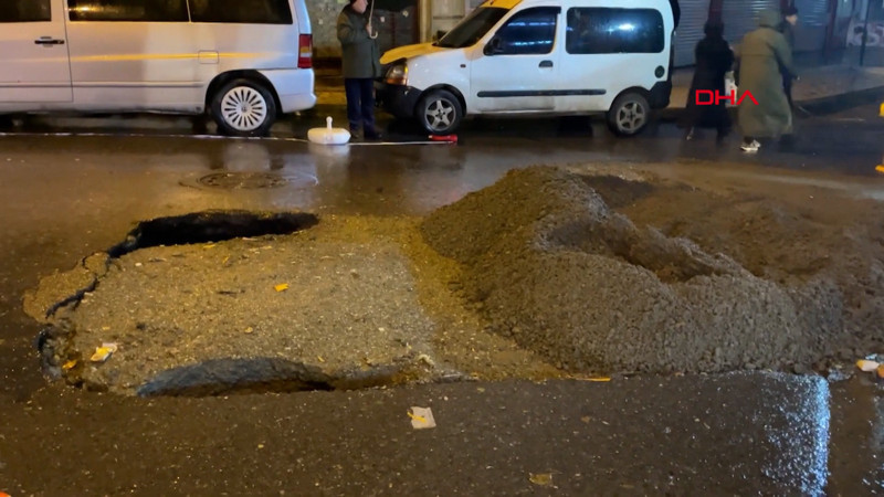 İstanbul'u sağanak vurdu: Yol çöktü, ağaçlar devrildi!