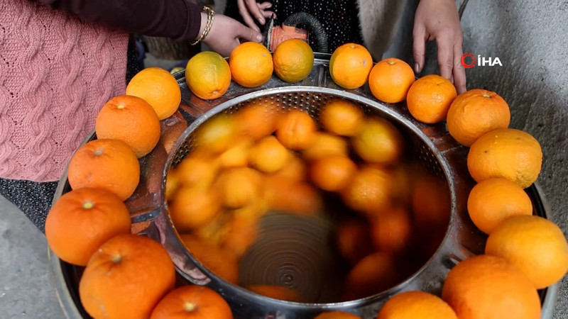 Dalında 5 TL olan turunç, kadınların elinde kara kazanda değer kazandı