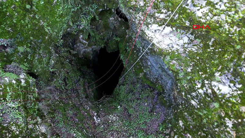 Keşif için girdikleri mağarada hurda otomobille karşılaştılar