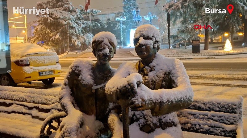 Bursa’da etkili olan kar yağışı, kent merkezini beyaza bürüdü