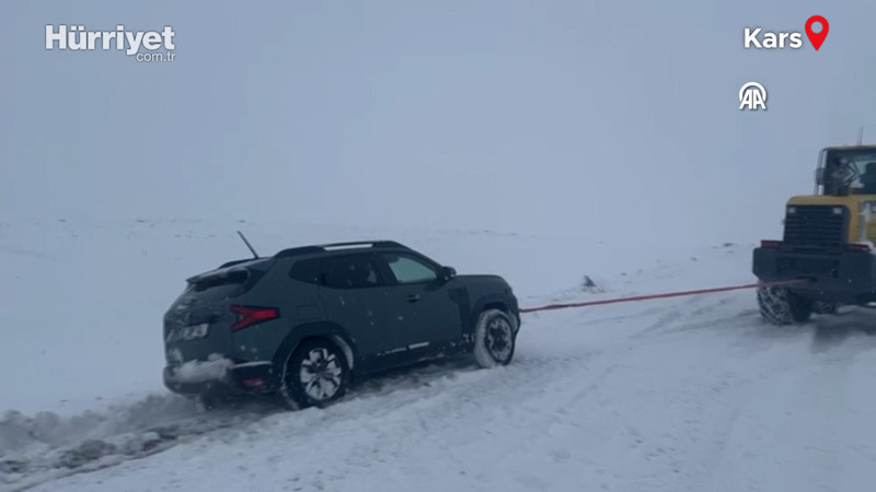 Kar ve tipi nedeniyle mahsur kalan 15 araç kurtarıldı