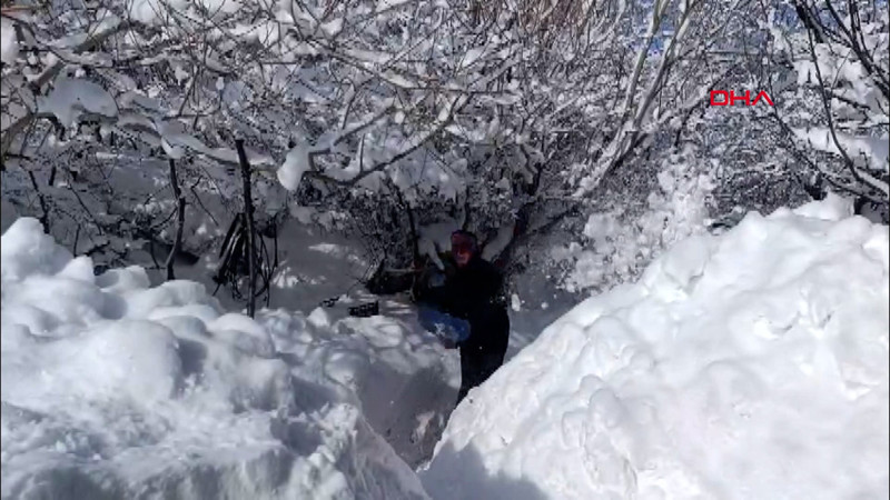 Kar kalınlığı 2 metreyi aştı; köylüler, kürekler ile yol açarak evlerine gidiyor