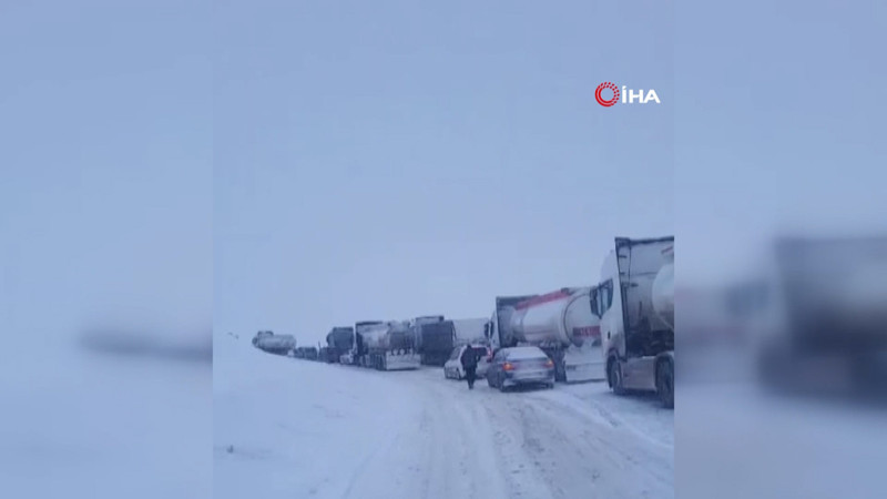 Kop Dağı Geçidi’nde tipi nedeniyle araçlar yolda kaldı