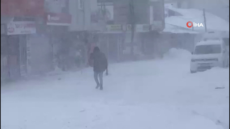 Karlıova’da tipi ve fırtına hayatı felç etti: Esnaf kepenk kapattı