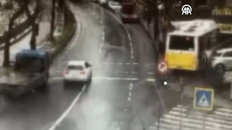 Esenler'de kontrolden çıkan İETT otobüsünün otoparka girmesi kamerada