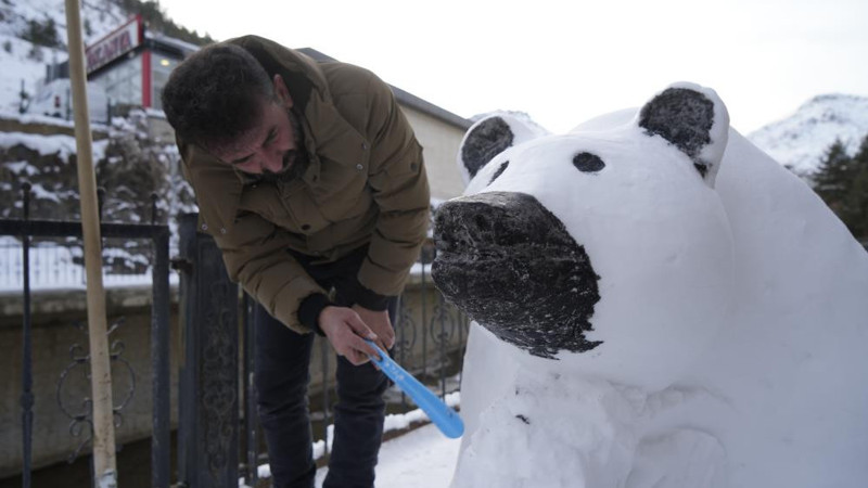 Tır şoförünün kardan yaptığı anne ve yavru ayı ilgi odağı oldu