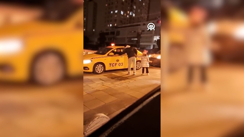 Esenyurt’ta kaldırımda ilerleyen sürücülerle yayalar arasında çıkan tartışma kamerada