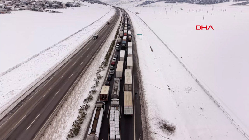 TAG otoyolunda kilometrelerce araç kuyruğu