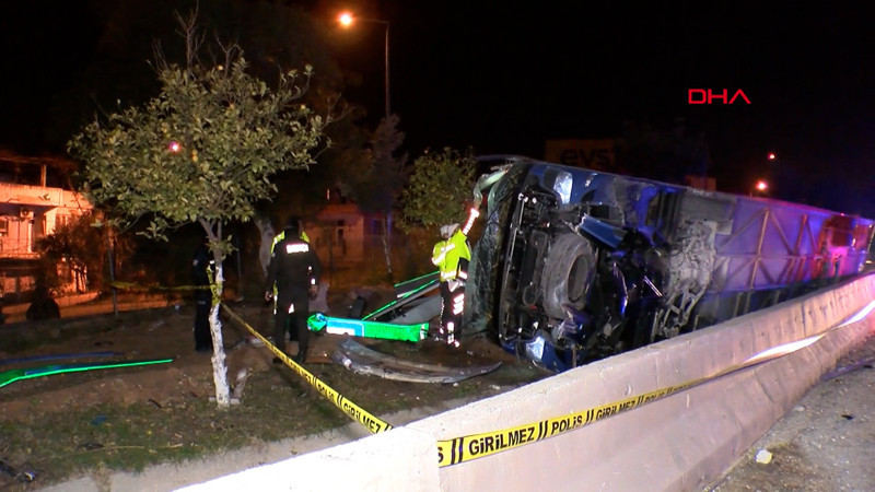 Adana’da yolcu otobüsü devrildi: 8 yaralı
