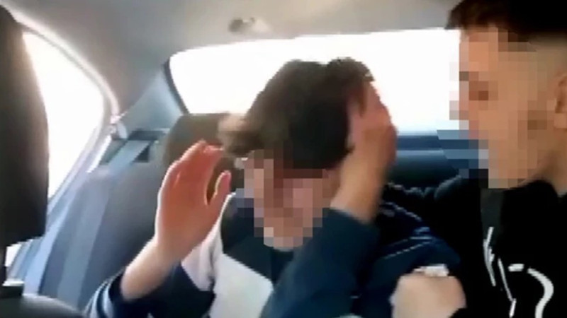 Oyunda küfürleştikleri liseliyi takside alıkoyup, darbettiler