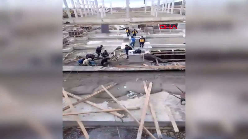 Bursa'da inşaat alanında beton dökümü sırasında göçük!