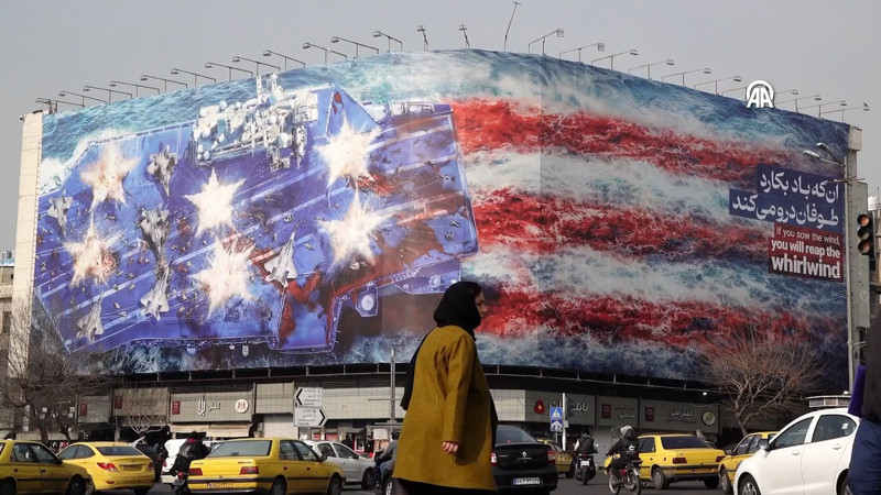 İran’da ABD karşıtı dev afiş İnkılap Meydanı’na asıldı
