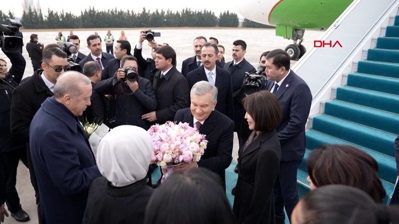 Cumhurbaşkanı Erdoğan, Özbekistan Cumhurbaşkanı Şevket Mirziyoyev'i Esenboğa Havalimanı'nda karşıladı