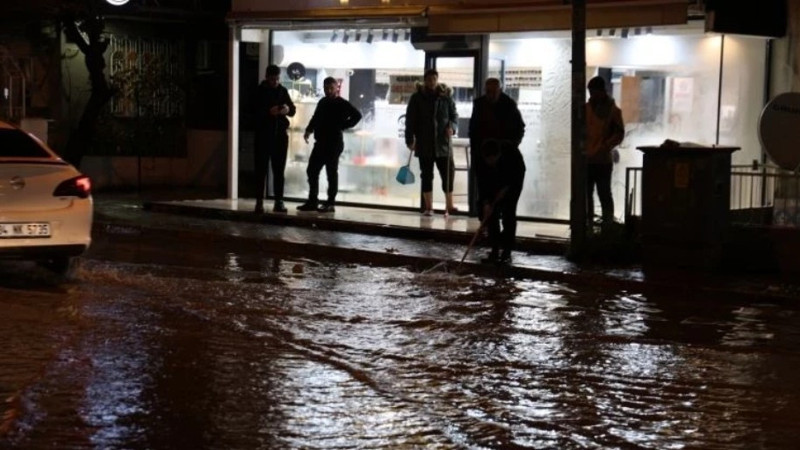 İzmir’i sağanak vurdu