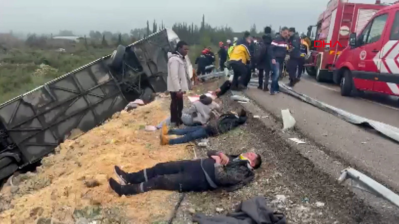 Antalya'da yolcu otobüsü kaza yaptı! Ölü ve yaralılar var