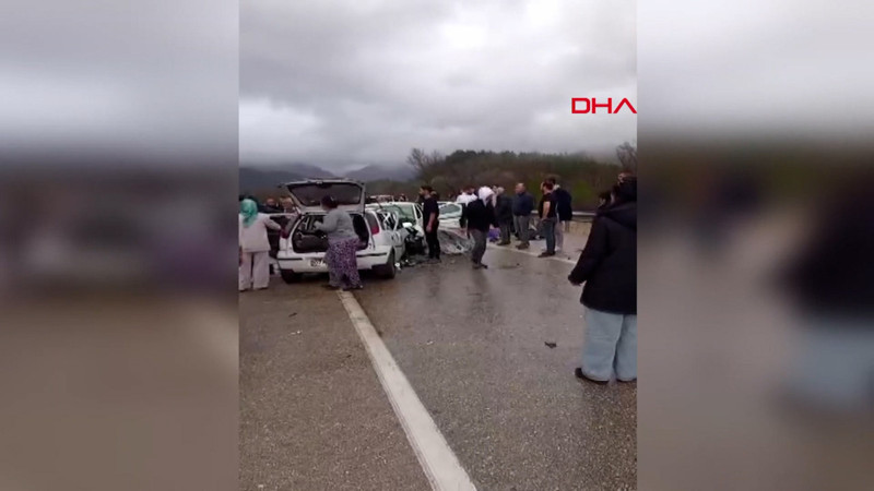 Burdur'da iki otomobil kafa kafaya çarpıştı: 7 ölü