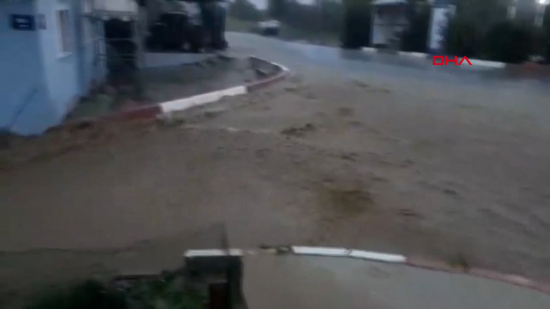 İzmir'de sağanak; cadde ve sokaklar göle döndü!