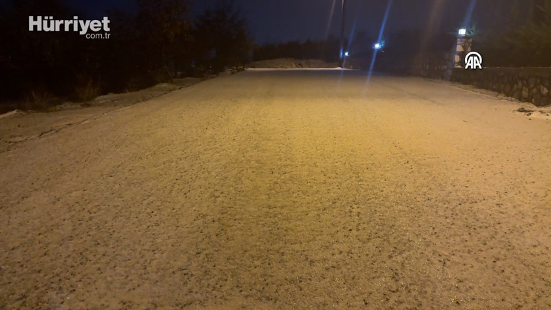 Uşak'ta dolu etkili oldu