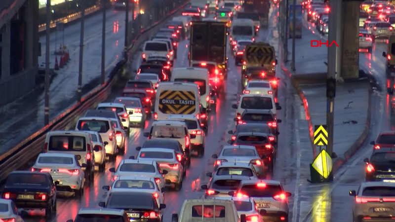 Okullarda ara tatil sona erdi; İstanbul'da trafik yoğunluğu