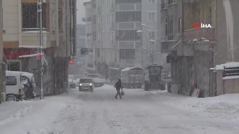 Bayburt'ta lapa lapa kar yağışı etkili oluyor