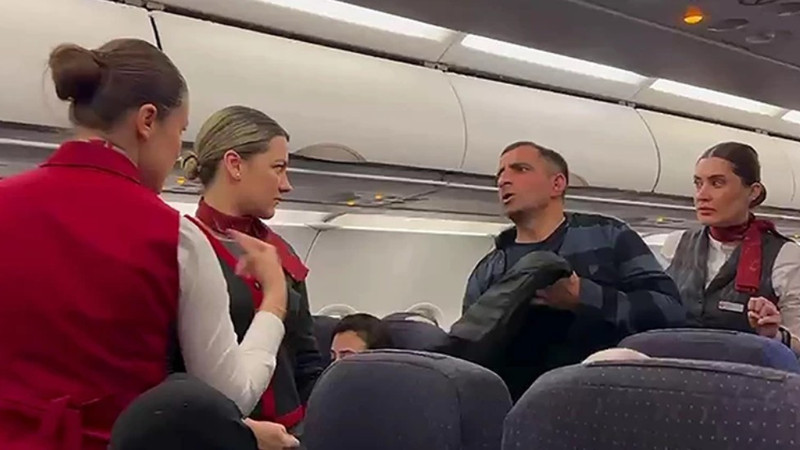 Rahatsızlandığını söyleyip uçaktan inen yolcu, diğer yolculardan helallik istedi